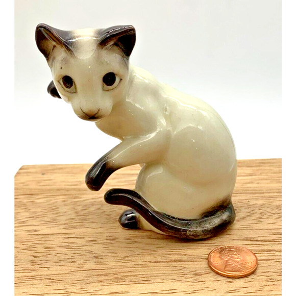 Vintage midcentury Siamese boxing cat porcelain approx 3.5"x3"x2.5" GVC no chips - Picture 1 of 6